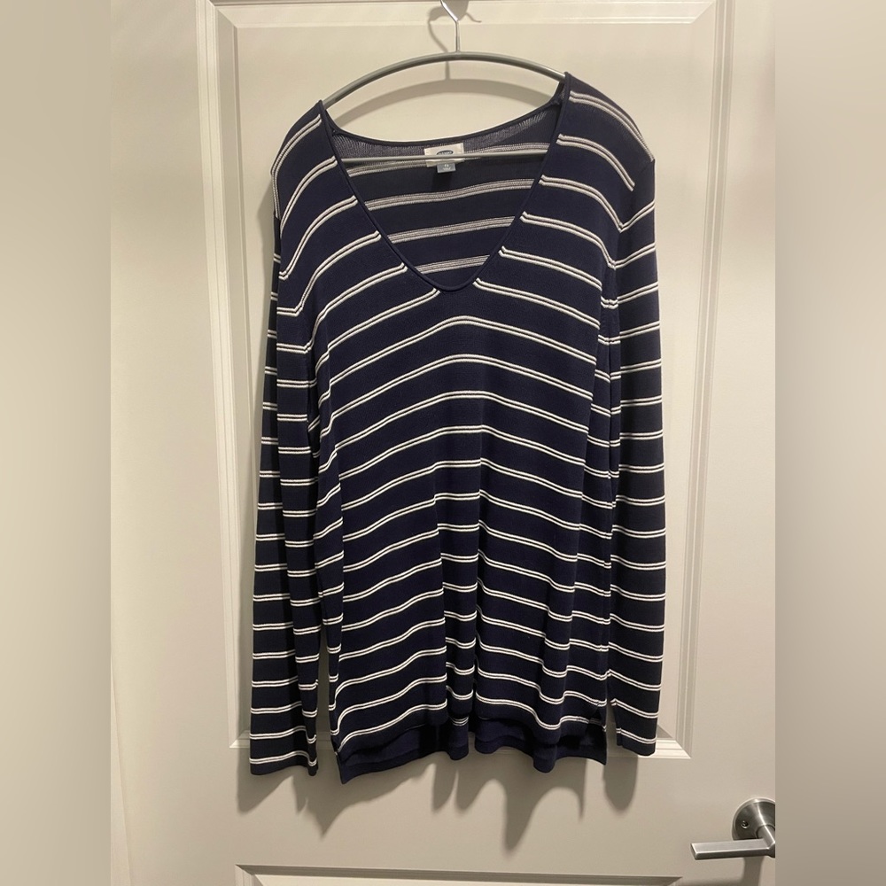 Old Navy. Women’s V-Neck Sweater. Navy Blue and White Stripes. Size XL.
